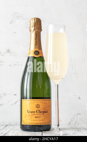 SUMY, UKRAINE - DEZ 31: Glas Champagner Veuve Clicquot Yellow Label Brut am 31. Dezember 2021. Veuve Clicquot Ponsardins wurde 1772 und AT gegründet Stockfoto