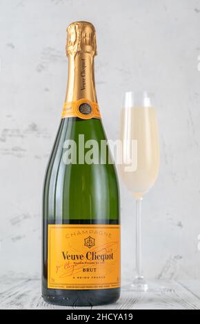 SUMY, UKRAINE - DEZ 31: Glas Champagner Veuve Clicquot Yellow Label Brut am 31. Dezember 2021. Veuve Clicquot Ponsardins wurde 1772 und AT gegründet Stockfoto