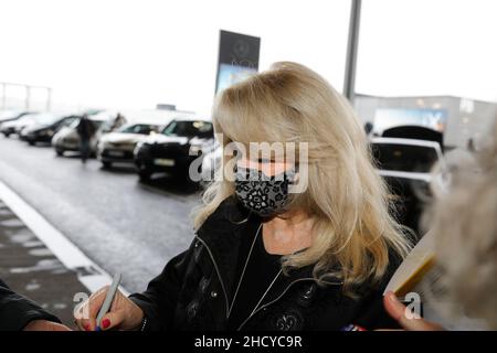 Bonnie Tyler bei der Abreise am Flughafen Berlin Brandenburg „Willy Brandt“. Berlin, 01.01.2022 Stockfoto