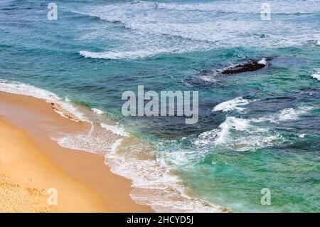 Sanfte Wellen waschen den Sandstrand an der Gibson Steps - Port Campbell, Victoria, Australien Stockfoto