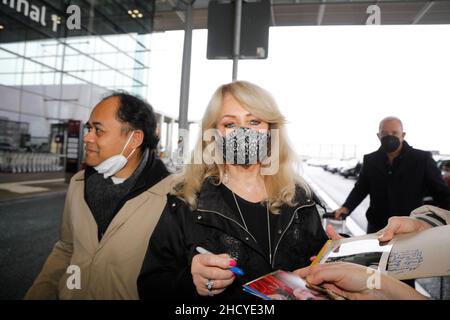 Bonnie Tyler bei der Abreise am Flughafen Berlin Brandenburg „Willy Brandt“. Berlin, 01.01.2022 Stockfoto