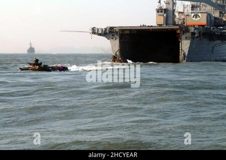 Republik Korea Amphibienfahrzeug startet von der USS Juneau (LPD 10). Stockfoto