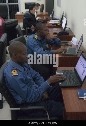 Republic of Sierra Leone Armed Forces LT. Cmdr. Lawrence Jabati und Ghana Navy LT. Cmdr. David Kpetigo nimmt am Saharan Express 2014 in Dakar, Senegal, 10. März 2014 140310 Teil Stockfoto