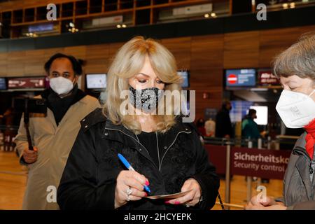 Bonnie Tyler bei der Abreise am Flughafen Berlin Brandenburg „Willy Brandt“. Berlin, 01.01.2022 Stockfoto