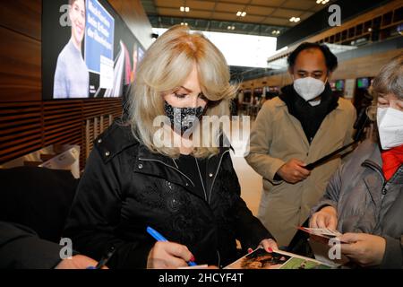 Bonnie Tyler bei der Abreise am Flughafen Berlin Brandenburg „Willy Brandt“. Berlin, 01.01.2022 Stockfoto