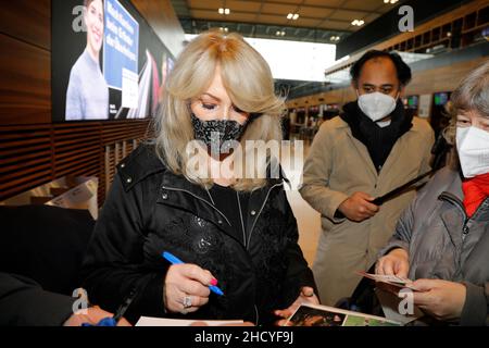 Bonnie Tyler bei der Abreise am Flughafen Berlin Brandenburg „Willy Brandt“. Berlin, 01.01.2022 Stockfoto