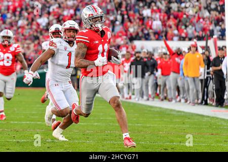 Pasadena, CA. 1st Januar 2022. Der Ohio State Buckeyes Wide Receiver Jaxon Smith-Njigba #11 fängt den Pass und läuft für den Touchdown vor Utah Utes-Linebacker Nephi Sewell #1 in Aktion während des zweiten Quartals des 108th Rose Bowl College Fußballspiels zwischen den Ohio State Buckeye und den Utah Utes AT Der Rose Bowl am 01. Januar 2022 in Pasadena, Kalifornien. Obligatorisches Foto: Louis Lopez/Cal Sport Media/Alamy Live News Stockfoto