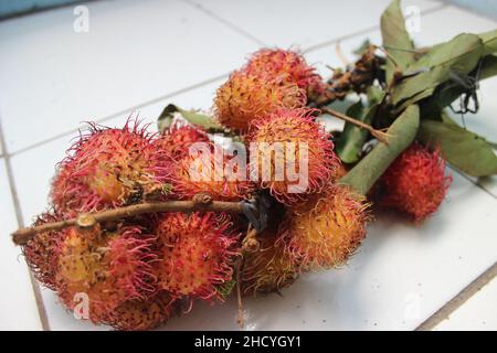 Nahaufnahme der Saison zum Jahresende Fruit Rambutan on the Floor Stockfoto