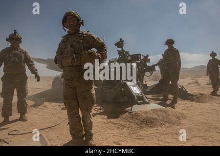 Artilleriesoldaten der Nationalgarde der Washington Army, die 3rd Bataillons, 161st Infanterie-Regiment „Dark Rifles“, 81st Stryker Brigade Combat Team zugewiesen wurden, führen am 22. März 2021 Live-Feuertraining in Fort Irwin, Kalifornien, durch. „Dark Rifle“-Soldaten werden etwa zwei Wochen in „The Box“ verbringen – einem riesigen Trainingsgebiet innerhalb des Nationalen Ausbildungszentrums von Fort Irwin –, wo Truppen Kampftaktiken und -Bereitschaft auf die Probe stellen, um sich auf ihren Einsatz in Polen zur Unterstützung der multinationalen Streitkräfte vorzubereiten. (USA Foto der Armee-Nationalgarde von Sgt. Adeline Witherspoon) Stockfoto