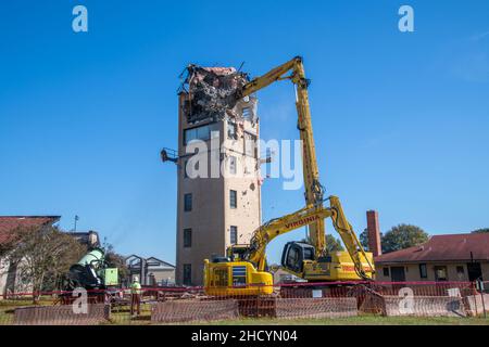 Maxwell AFB, Ala. - Bauunternehmer zerstören den alten Flugsicherungsturm, Gebäude 1049, 18. November 2021. Der Turm wurde Mitte 1950s errichtet. (USA Foto der Luftwaffe von William Birchfield/veröffentlicht) Stockfoto