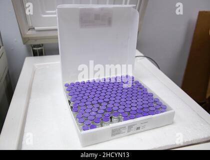 Ein Behälter mit Pfizer COVID-19-Impfstofffläschchen wird in der Medical Group 82nd auf dem Luftwaffenstützpunkt Sheppard, Texas, am 20. Januar 2021 gelagert. Sheppard erhielt seine erste Lieferung des Pfizer-Impfstoffs am 20. Januar, und medizinische Fachkräfte begannen kurz danach, Impfungen gemäß den Richtlinien des Departements für Krankheitskontrolle, Prävention und Verteidigung zu verabreichen. (USA Luftwaffe Foto von Senior Airman Pedro Tenorio) Stockfoto