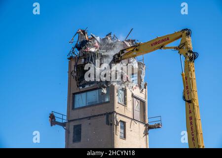 Maxwell AFB, Ala. - Bauunternehmer zerstören den alten Flugsicherungsturm, Gebäude 1049, 18. November 2021. Der Turm wurde Mitte 1950s errichtet. (USA Foto der Luftwaffe von William Birchfield/veröffentlicht) Stockfoto