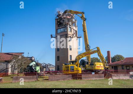 Maxwell AFB, Ala. - Bauunternehmer zerstören den alten Flugsicherungsturm, Gebäude 1049, 18. November 2021. Der Turm wurde Mitte 1950s errichtet. (USA Foto der Luftwaffe von William Birchfield/veröffentlicht) Stockfoto