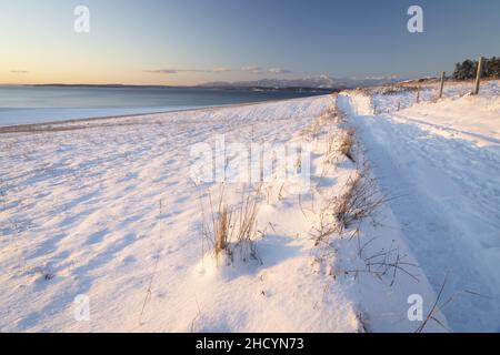 Blick über schneebedeckte Prärie und Ackerland, Ebey's Prairie Ridge Trail, Ebey's Landing National Historic Reserve, Whidbey Island, Island County, Wash Stockfoto