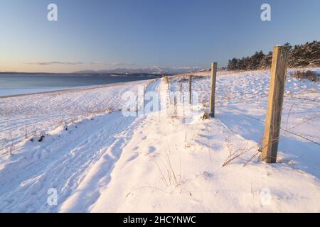 Blick über schneebedeckte Prärie und Ackerland, Ebey's Prairie Ridge Trail, Ebey's Landing National Historic Reserve, Whidbey Island, Island County, Wash Stockfoto