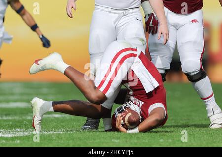 1. Januar 2022: Arkansas Razorbacks Quarterback KJ JEFFERSON (1) wird während des Outback Bowl im Raymond James Stadium in Tampa, FL, am 1. Januar 2022 entlassen. (Bild: © Cory Knowlton/ZUMA Press Wire) Stockfoto