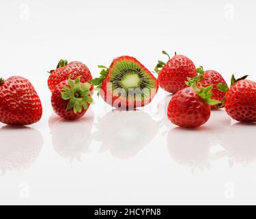 Eine Hybridfrucht aus Erdbeeren und Kiwi-Früchten, aufgeschnitten, um das ungewöhnliche Fruchtfleisch freizulegen. Stockfoto
