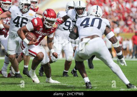 1. Januar 2022: Arkansas Razorbacks Quarterback KJ JEFFERSON (1) spielt den Ball während des Outback Bowl im Raymond James Stadium in Tampa, FL am 1. Januar 2022. (Bild: © Cory Knowlton/ZUMA Press Wire) Stockfoto