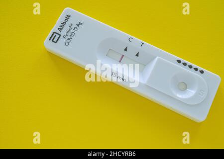 Abbott Panbio Rapid Covid19 Antigenselbsttest, der gemeinhin RATTENTESTS genannt wird, zeigt ein negatives Ergebnis von Covid19 Stockfoto