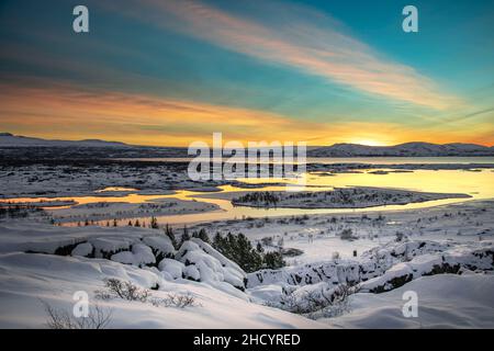 Der Sonnenaufgang spiegelte sich vom Pingvallavatn Lake im Thingvellir National Park wider Stockfoto