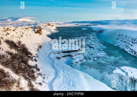 Eiswasser fließt über den Gullfoss Wasserfall in Island Stockfoto