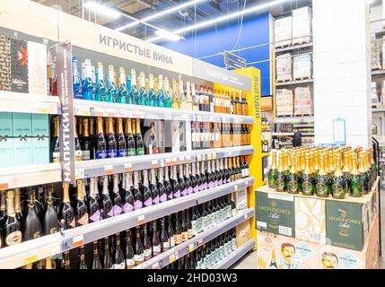 Regale Gänge mit Champagner Sekt Alkohol Spirituosen, Getränke im Regal Produktübersicht im Supermarkt Lenta, St. petersburg, Russland Stockfoto