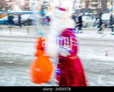 Die Bewegung verschwommen Vater Frost stürzte in einer Neujahrsnacht, Zentral-Moskau, Russland. Themenabend, Neujahr und Weihnachtsfeiertage Stockfoto