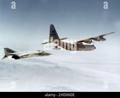 RF-4B VMCJ-3 nähert sich dem VMGR-352 KC-130F zur Betankung c1970 an. Stockfoto