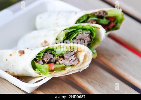 Kebab, Schweinebraten oder Taco- oder Gemüsebroll oder mexikanische Brötchen oder Rinderpackungen Stockfoto