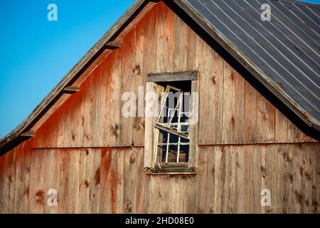 Rustikal gealterte Scheune Abstellgleis und kaputtes Fenster, horizontal Stockfoto