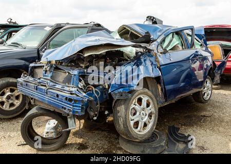 Diese abgerissene blaue 2009 Ford Focus Limousine sitzt im LKQ Pick Your Part Auto Bergungshof in Fort Wayne, Indiana, USA. Stockfoto