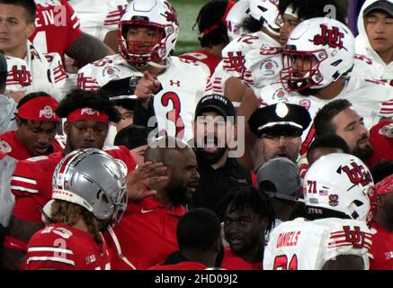 Pasadena, Usa. 01st Januar 2022. Ohio State Buckeys Cheftrainer Ryan Day befiehlt seinen Spielern, das Nachspiel-Gefecht gegen die Utes beim Rose Bowl 108th in Pasadena, Kalifornien, am 1. Januar 2022 zu stoppen. Ohio State besiegte die Utes 48-45. Foto von Jon SooHoo/UPI . Kredit: UPI/Alamy Live Nachrichten Stockfoto