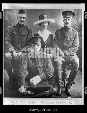 Richard Derby, Archie Roosevelt vor, Eleanor und Kermit Roosevelt, in voller Länge Porträt, sitzen, nach vorne, die Männer in Uniform Stockfoto