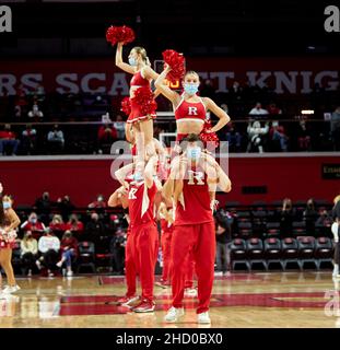 Piscataway, New Jersey, USA. 1st Januar 2022. Rutgers Scarlet Knights Cheerleader während des Spiels zwischen den Blue Devils des Central Connecticut State und den Rutgers Scarlet Knights in der Jersey MikeÕs Arena in Piscataway, New Jersey, am Samstag, 1. Januar 2022. Rutgers besiegte Central Connecticut 79-48. Duncan Williams/CSM/Alamy Live News Stockfoto