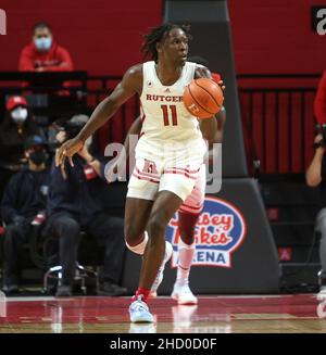 Piscataway, New Jersey, USA. 1st Januar 2022. Rutgers Scarlet Knights Center Clifford Omoruyi (11) dribbelt nach einem Rebound während des Spiels zwischen den Blue Devils des Central Connecticut State und den Rutgers Scarlet Knights in der Jersey MikeÕs Arena in Piscataway, New Jersey, am Samstag, 1. Januar 2022. Duncan Williams/CSM/Alamy Live News Stockfoto