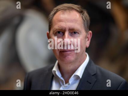 Schwerin, Deutschland. 15th Dez 2021. Heiko Miraß, Parlamentarischer Staatssekretär von Mecklenburg-Vorpommern, bei einer Fotogelegenheit im Schloss. Quelle: Jens Büttner/dpa-Zentralbild/dpa/Alamy Live News Stockfoto