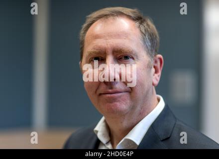 Schwerin, Deutschland. 15th Dez 2021. Heiko Miraß, Parlamentarischer Staatssekretär von Mecklenburg-Vorpommern, bei einer Fotogelegenheit im Schloss. Quelle: Jens Büttner/dpa-Zentralbild/dpa/Alamy Live News Stockfoto