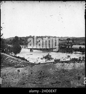 Richmond, Virginia Railroad Bridge und der alten Herrschaft Eisen- und Nagel arbeitet auf Belle Isle Stockfoto
