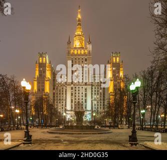 Blick in der Winternacht auf das stalinistische Hochhaus am Kudrinskaya-Platz mit Beleuchtung. Es ist eines von sieben stalinistischen Wolkenkratzern Stockfoto