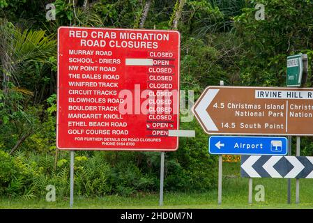 Hinweisschild mit Angaben darüber, welche Straßen während der jährlichen Rotkrabbenwanderung auf Christmas Island gesperrt sind. Stockfoto