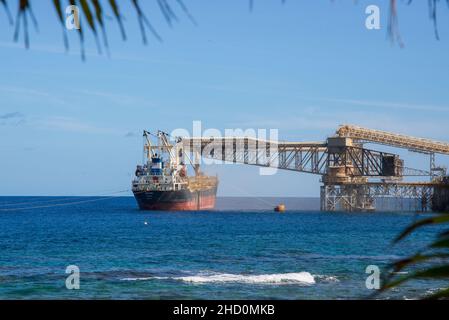 Ein Massengutschiff erhält seine Ladung Phosphat in Flying Fish Cove auf Christmas Island im Indischen Ozean. Stockfoto