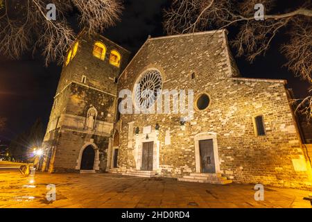 Alte Kathedrale von San Giusto bei Nacht in Triest, Italien Stockfoto