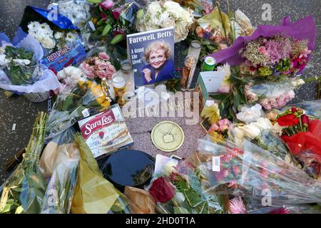 Los Angeles, California, USA 1st. Januar 2022 die Schauspielerin Betty White's Hollywood Walk of Fame Star Memorial, nachdem sie am 31. Dezember 2021 in Los Angeles, Kalifornien, USA, verstorben war. Foto von Barry King/Alamy Live News Stockfoto