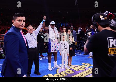 Hollywood, Florida, USA. 1st. Januar 2022. Luis Ortiz „King Kong“ gegen Charles Martin IBF Schwergewichtstittle während des Boxkampfs in der Hard Rock Live Arena in Hollywood, Florida. Kredit: Yaroslav Sabitov/YES Market Media/Alamy Live Nachrichten Stockfoto