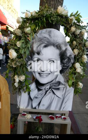 Los Angeles, California, USA 1st. Januar 2022 die Schauspielerin Betty White's Hollywood Walk of Fame Star Memorial, nachdem sie am 31. Dezember 2021 in Los Angeles, Kalifornien, USA, verstorben war. Foto von Barry King/Alamy Live News Stockfoto