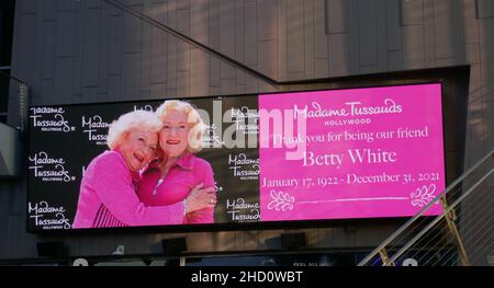 Los Angeles, California, USA 1st. Januar 2022 die Schauspielerin Betty White's Hollywood Walk of Fame Star Memorial, nachdem sie am 31. Dezember 2021 in Los Angeles, Kalifornien, USA, verstorben war. Foto von Barry King/Alamy Live News Stockfoto