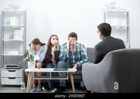 Psychologe geben Familientherapie für Papa Mutter und Tochter Mädchen, Psychologie. Familientherapie, Sozialdienstkonzept. Stockfoto