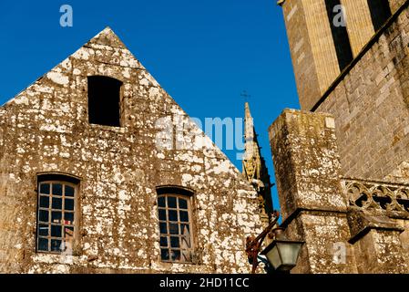 Nahaufnahme, Detail der Fassade der churh des Hl. Ronan in Locronan gegen den blauen Himmel Stockfoto