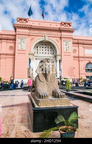 Kairo, Ägypten - 31. Jan 2020: Außenansicht des Museums für Ägyptische Antiquitäten (Ägyptisches Museum), das die weltweit größte Sammlung von antiken Gebäuden beherbergt Stockfoto