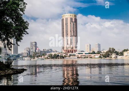 Luxor, Ägypten - 28. Jan 2020: Wohngebäude am Nil mit Segelbooten in Luxor, Ägypten Stockfoto
